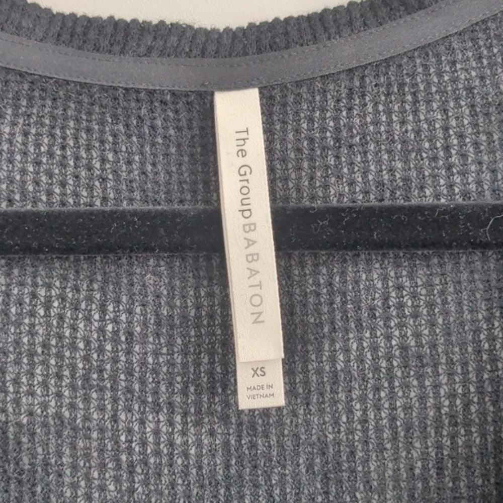ARITZIA BABATON | T-shirt Oversized Open Knit V-Neck Scoop Hem, Black, Womens XS - Picture 6 of 10